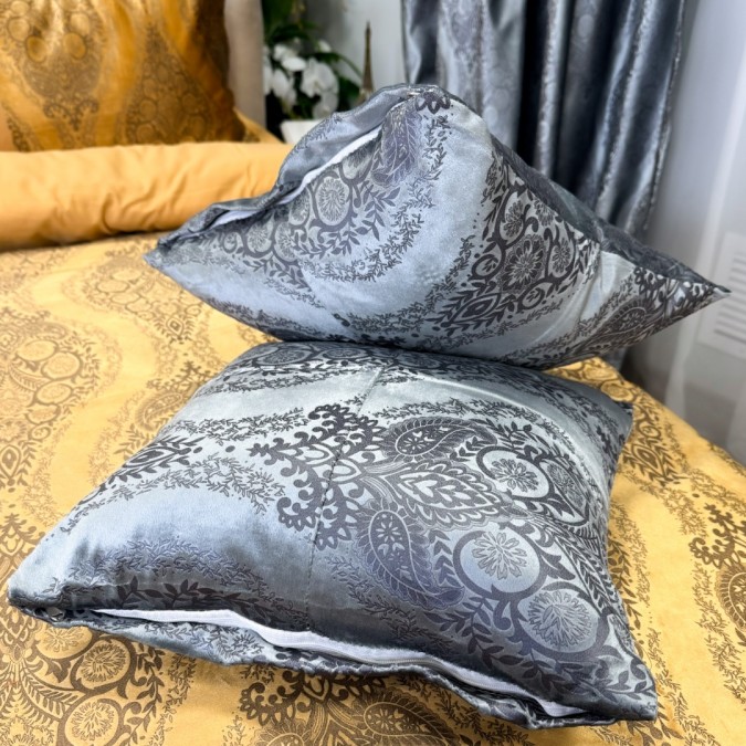 Set Luxury:  Lenjerie de Pat dublu, din Catifea Royală Velvetto, 6 piese si Draperie cu inele încastrate, 2buc x 150x245cm, cu Șnur Magnetic și Față de Pernă Decorativă, Galben, Gri