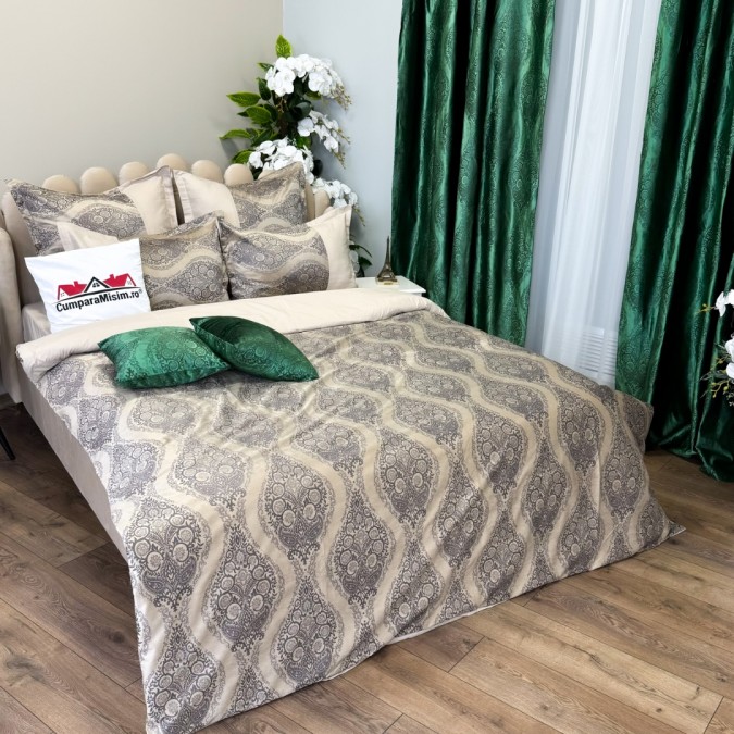 Set Luxury:  Lenjerie de Pat dublu  din Catifea Royală Velvetto  6 piese si Draperie cu inele încastrate  2buc x 150x245cm  cu Șnur Magnetic și Față de Pernă Decorativă  Bej  Verde Smarald