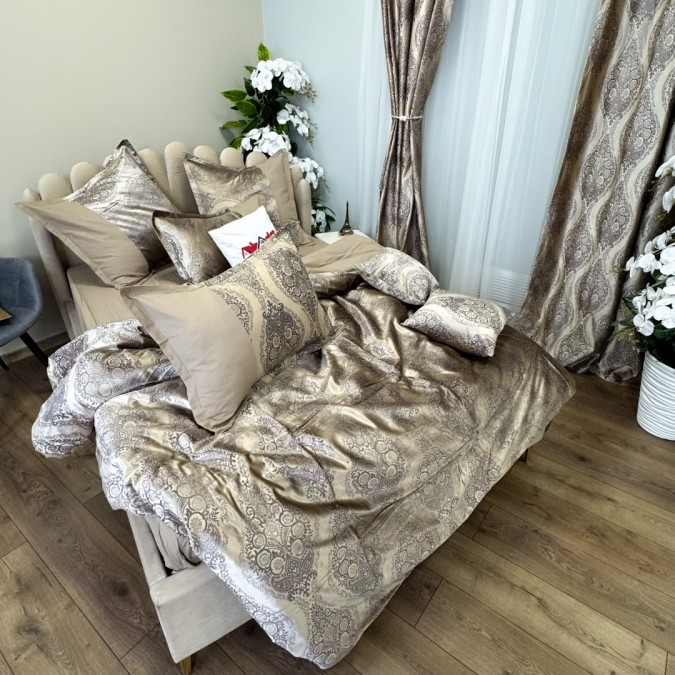 Set Luxury:  Lenjerie de Pat dublu, din Catifea Royală Velvetto, 6 piese si Draperie cu inele încastrate, 2buc x 150x245cm, cu Șnur Magnetic și Față de Pernă Decorativă, Bej