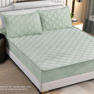 Husă Matlasată Tip Topper din Catifea 180x200cm, cu 2 Fețe de Pernă 50x70cm - Somn Odihnitor și Susținere pentru Spate, Verde salvie Husă Matlasată Tip Topper din Catifea 180x200cm, cu 2 Fețe de Pernă 50x70cm - Somn Odihnitor și Susținere pentru Spate, Verde salvie