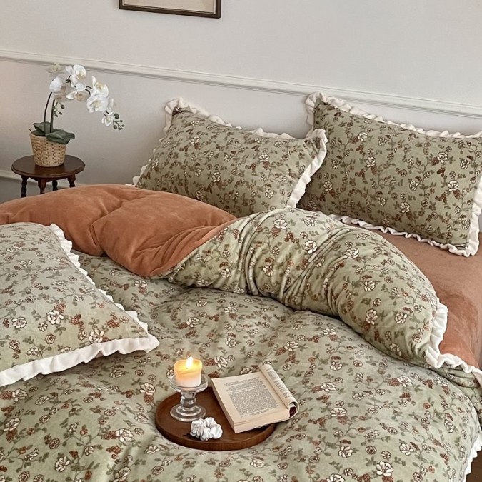 Lenjerie pentru pat dublu, Extra Catifelată, Catifea Polar cu VoLaNaSe, 4 piese, Verde Olive, flori