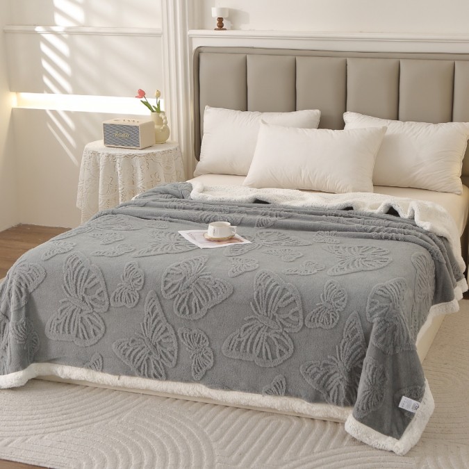 Pătură Super Soft Cocolino cu Blăniță  200x230 cm – Eleganță și Căldură cu Model 3D în Relief  Fluturi Delicați  Gri deschis