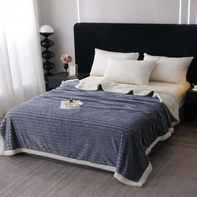 Pătură Super Soft Cocolino, Blăniță Artificială de Iepure, Model Gofrat, cu Blăniță Sherpa, 200x230 cm – Eleganță și Căldură cu Model Dungat, Gri