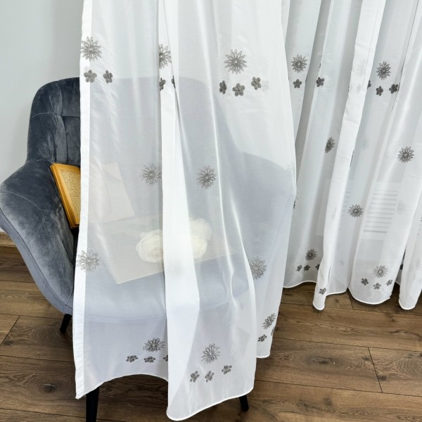 Perdea Crina din Voal Brodat - 600cm x 245cm , Rejansa pt. bara , model cu flori gri, Alb [1]
