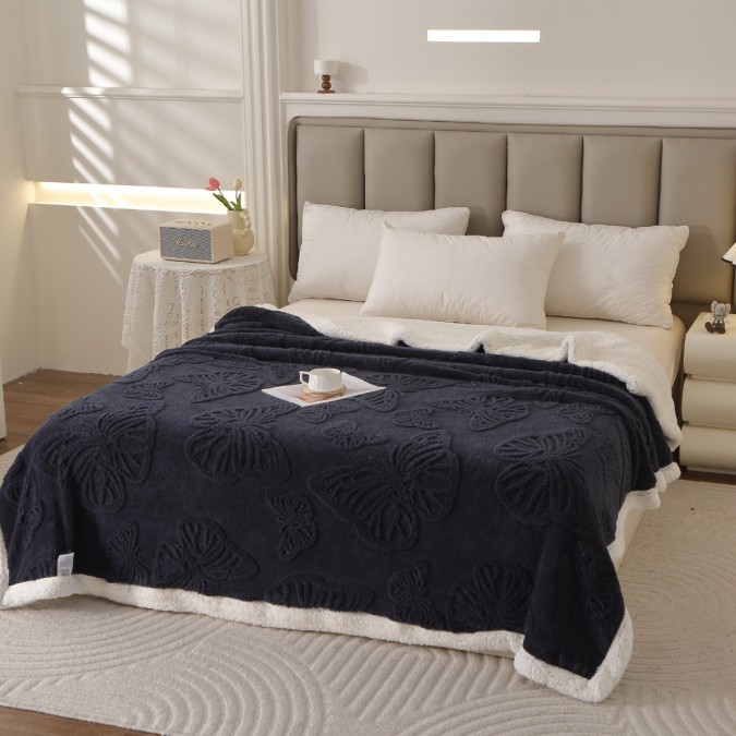 Pătură Super Soft Cocolino cu Blăniță, 200x230 cm – Eleganță și Căldură cu Model 3D în Relief, Fluturi Delicați, Bleumarin