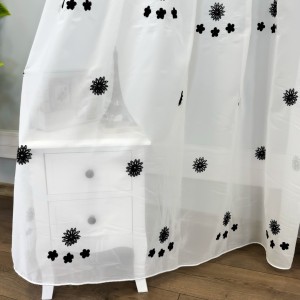Perdea Crina din Voal Brodat, model cu flori negre, Alb, 100cm latime x 260cm inaltime, cu rejansa pt bara