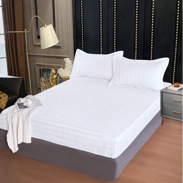Cearsaf cu Elastic 160x200 cm – Damasc Finetat, 70% Bumbac, 2 Fete de Perna 55x80 cm, Alb – Confort Premium si Fixare Perfecta [1]