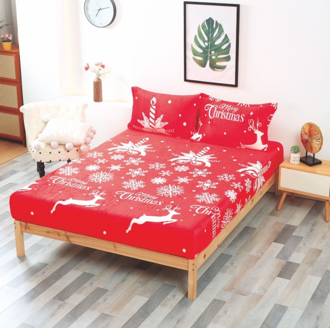 Cearsaf cu elastic CoCoLiNo Polar, 180x200x25cm, 2 fete de perne 50x70cm, Rosu, Alb, Merry Christmas, reni, fulgi de nea