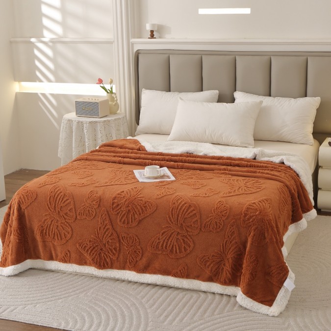 Pătură Super Soft Cocolino cu Blăniță  200x230 cm – Eleganță și Căldură cu Model 3D în Relief  Fluturi Delicați  Caramel