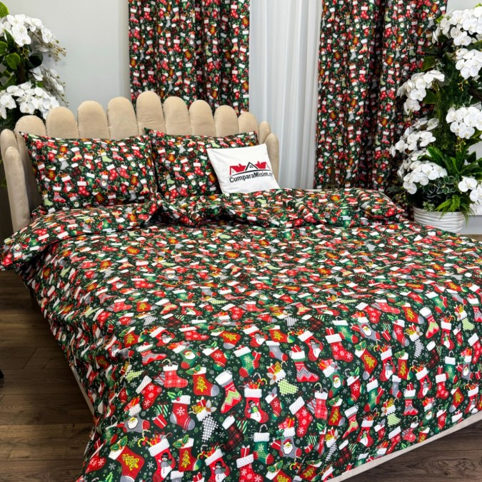 Set Lenjerie Pat Dublu Crăciun 4 Piese + 2 Draperii 150x235cm din Bumbac Ranforsat – Confort și Eleganță  Fabricat în România  Verde  ciorapii  fulgi de nea