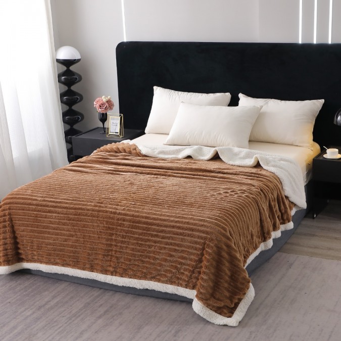 Pătură Super Soft Cocolino, Blăniță Artificială de Iepure, Model Gofrat, cu Blăniță Sherpa, 200x230 cm – Eleganță și Căldură cu Model Dungat, Maro