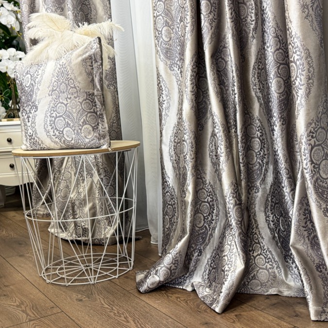 Set Luxury:  Lenjerie de Pat dublu, din Catifea Royală Velvetto, 6 piese si Draperie cu inele încastrate, 2buc x 150x245cm, cu Șnur Magnetic și Față de Pernă Decorativă, Ivory, Bej