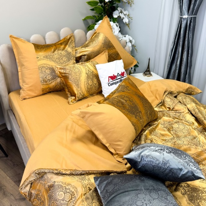 Set Luxury:  Lenjerie de Pat dublu, din Catifea Royală Velvetto, 6 piese si Draperie cu inele încastrate, 2buc x 150x245cm, cu Șnur Magnetic și Față de Pernă Decorativă, Galben, Gri