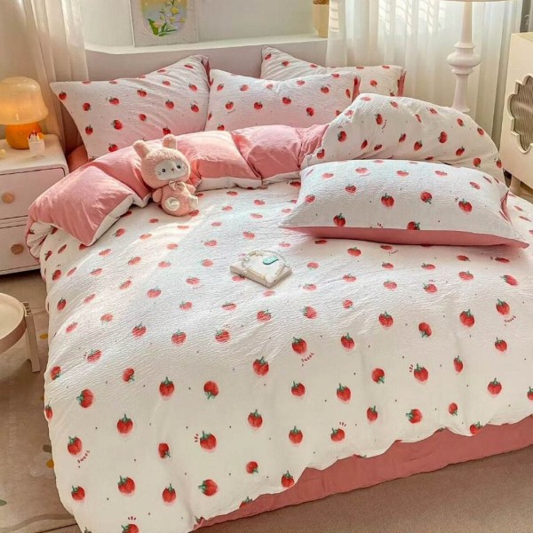 Lenjerie pat 140x200cm,  Soft Touch CREPONAT DELUXE, 4 piese, cu ELASTIC, Alb-Roz, capsune [1]