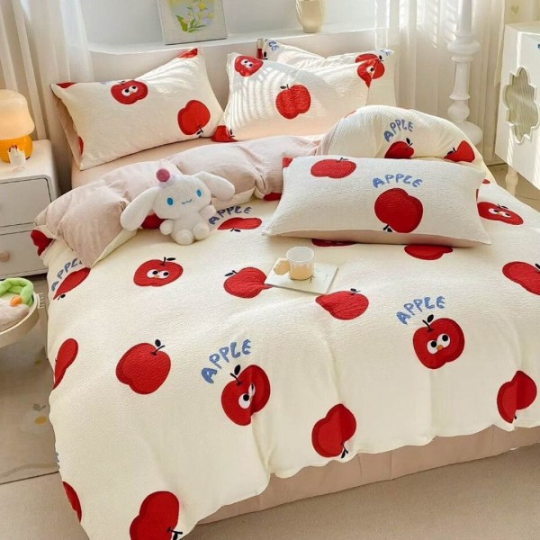 Lenjerie pat 140x200cm,  Soft Touch CREPONAT DELUXE, 4 piese, cu ELASTIC, Rosu, mere [1]
