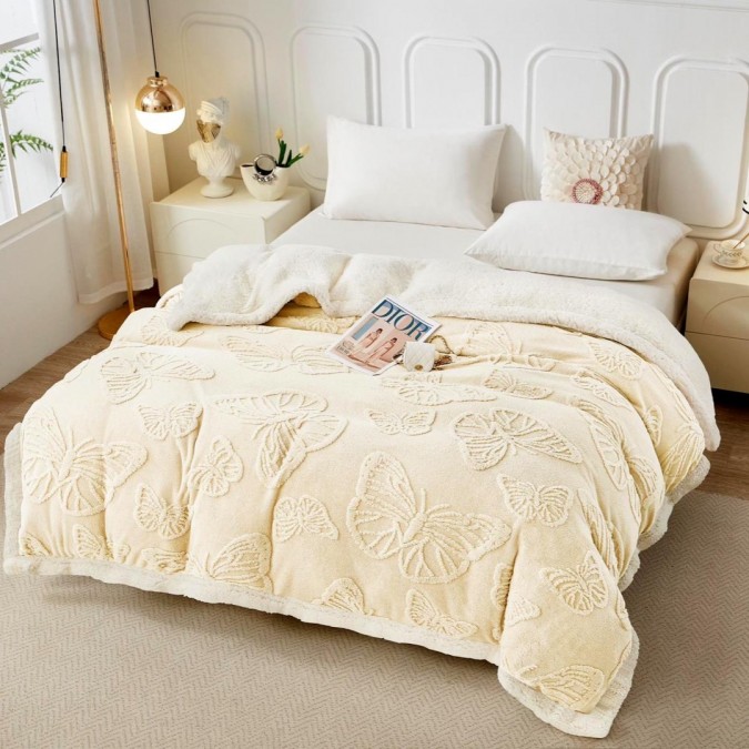 Pătură Super Soft Cocolino cu Blăniță 200x230 cm – Eleganță și Căldură cu Model 3D în Relief Fluturi Delicați Crem