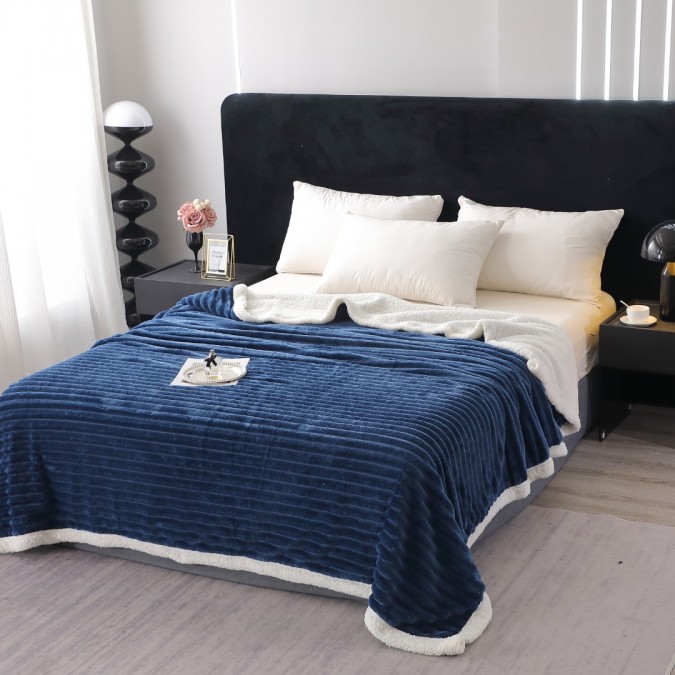 Pătură Super Soft Cocolino Blăniță Artificială de Iepure Model Gofrat cu Blăniță Sherpa 200x230 cm – Eleganță și Căldură cu Model Dungat Bleumarin