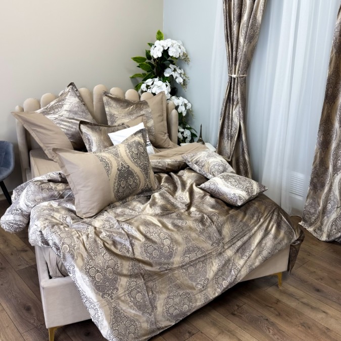 Set Luxury:  Lenjerie de Pat dublu, din Catifea Royală Velvetto, 6 piese si Draperie cu inele încastrate, 2buc x 150x245cm, cu Șnur Magnetic și Față de Pernă Decorativă, Bej