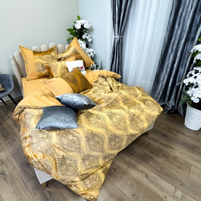 Set Luxury:  Lenjerie de Pat dublu, din Catifea Royală Velvetto, 6 piese si Draperie cu inele încastrate, 2buc x 150x245cm, cu Șnur Magnetic și Față de Pernă Decorativă, Galben, Gri