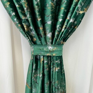 Draperie Catifea Nikko cu insertii aurii - 140cm latime x 2.60m inaltime x Tiv lat, Verde Smarald - V12 Draperie Catifea Nikko cu insertii aurii - 140cm latime x 2.60m inaltime x Tiv lat, Verde Smarald - V12