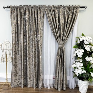 Draperie Catifea Nikko cu insertii aurii, Grej inchis - V31, 140cm latime x 260cm inaltime, cu tiv lat bara Draperie Catifea Nikko cu insertii aurii, Grej inchis - V31, 140cm latime x 260cm inaltime, cu tiv lat bara