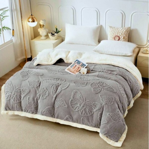 Pătură Super Soft Cocolino cu Blăniță, 200x230 cm – Eleganță și Căldură cu Model 3D în Relief, Fluturi Delicați, Gri deschis [1]