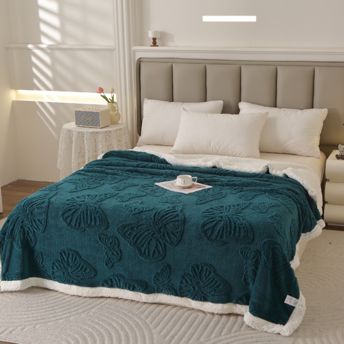 Pătură Super Soft Cocolino cu Blăniță, 200x230 cm – Eleganță și Căldură cu Model 3D în Relief, Fluturi Delicați, Verde inchis