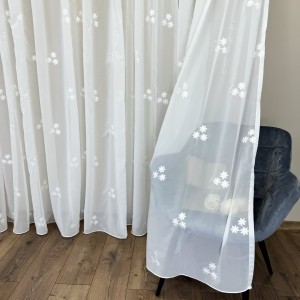 Perdea Anabelle din Voal Brodat, model cu flori, Alb, 140cm latime x 260cm inaltime, cu rejansa pt bara