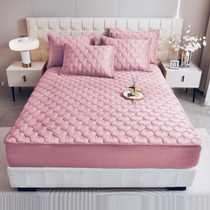 Husã matlasatã tip topper din catifea, 140x200cm + 2 fete de perna 50x70cm, roz deschis Husã matlasatã tip topper din catifea, 140x200cm + 2 fete de perna 50x70cm, roz deschis