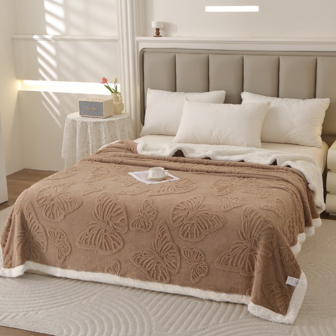 Pătură Super Soft Cocolino cu Blăniță  200x230 cm – Eleganță și Căldură cu Model 3D în Relief  Fluturi Delicați  Bej închis