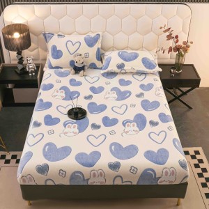 Cearsaf CoCoLiNo, JoJo Home, cu Elastic, 180x200x25cm, 2 fete de perne, 50x70cm, Crem, Bleu, Inimioare Cearsaf CoCoLiNo, JoJo Home, cu Elastic, 180x200x25cm, 2 fete de perne, 50x70cm, Crem, Bleu, Inimioare