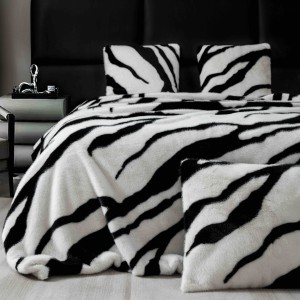 Patura Blanita (Artificiala) de Nurca, Jojo Home, 200x230cm, Alb, Negru Patura Blanita (Artificiala) de Nurca, Jojo Home, 200x230cm, Alb, Negru