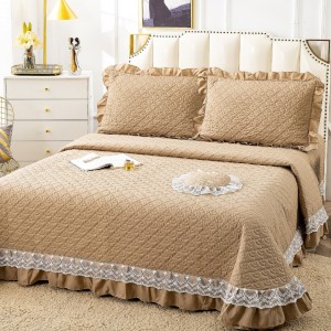 Cuvertura Matlasata, Pat Dublu, Bumbac Finet, 230x250cm, 4 piese, cu Volanase si Dantela Chantilly Alba, Bej