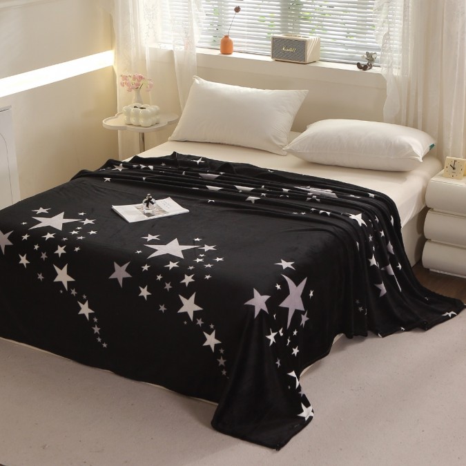 Patura Pufoasa CoCoLiNo (Fleece)  200x230cm  240gr/m  Negru  Stelute - Răsfățul Perfect pentru Serile Racoroase