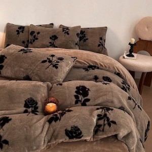 Lenjerie de Pat Premium, ExtraPufoasa,  „Bunny Touch”, din Blanita Artificiala tip Iepure + CoCoLiNo Catifelat, 6 piese, Bej, Maro, Roses