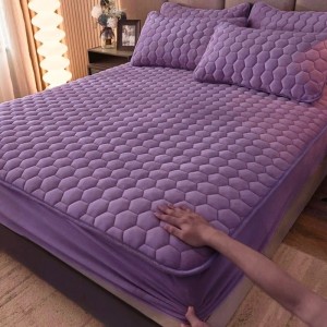 Husã matlasatã tip topper din catifea, 140x200cm + 2 fete de perna 50x70cm, mov Husã matlasatã tip topper din catifea, 140x200cm + 2 fete de perna 50x70cm, mov