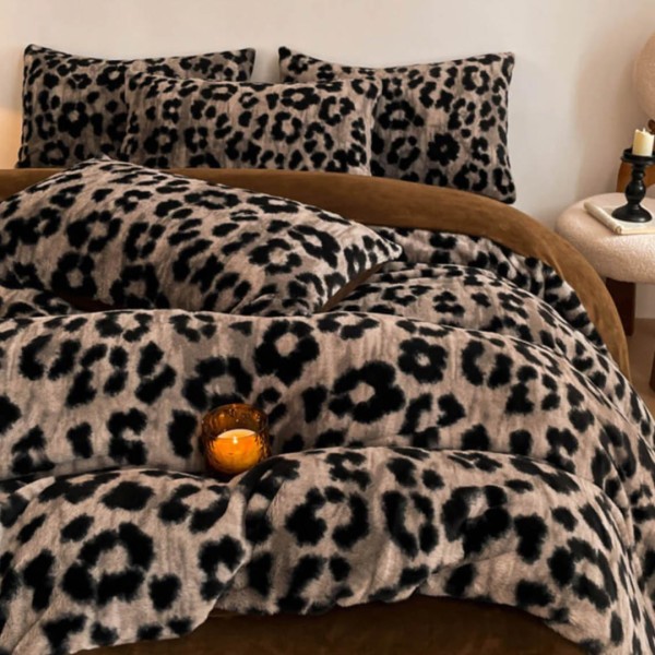 Lenjerie de Pat Premium, ExtraPufoasa,  „Bunny Touch”, din Blanita Artificiala tip Iepure + CoCoLiNo Catifelat, 6 piese, Bej, Maro, Leopard Print [1]
