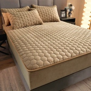 Husã matlasatã tip topper din catifea, 180x200cm + 2 fete de perna 50x70cm, bej deschis Husã matlasatã tip topper din catifea, 180x200cm + 2 fete de perna 50x70cm, bej deschis