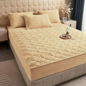 Husã matlasatã tip topper din catifea, 180x200cm + 2 fete de perna 50x70cm,bej deschis Husã matlasatã tip topper din catifea, 180x200cm + 2 fete de perna 50x70cm,bej deschis