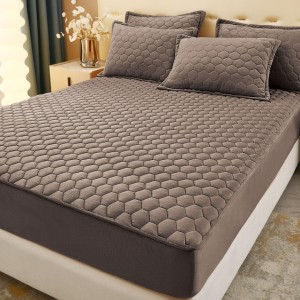 Husã matlasatã tip topper din catifea, 180x200cm + 2 fete de perna 50x70cm, maro inchis Husã matlasatã tip topper din catifea, 180x200cm + 2 fete de perna 50x70cm, maro inchis