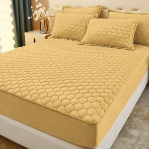 Husã matlasatã tip topper din catifea, 180x200cm + 2 fete de perna 50x70cm, bej inchis Husã matlasatã tip topper din catifea, 180x200cm + 2 fete de perna 50x70cm, bej inchis