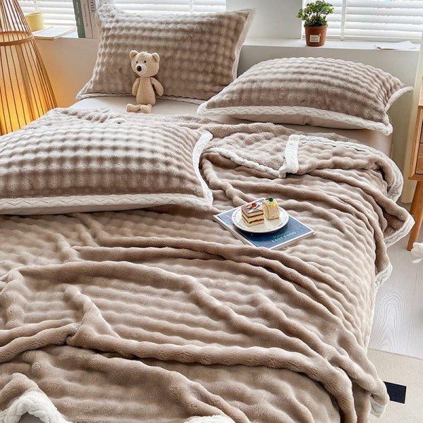 Patura Premium, Blanita Artificiala Fina, 200x230cm + 2 Fete de Perna 52x78cm, cu Bordura din Blanita Contrastanta – Confort si Eleganta în Fiecare Detaliu, Cappuccino [1]