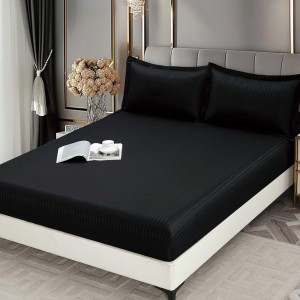 Cearsaf cu Elastic 180x200 cm Damasc Finetat, 70% Bumbac, si 2 Fete de Perna 50x70 cm, Negru Cearsaf cu Elastic 180x200 cm Damasc Finetat, 70% Bumbac, si 2 Fete de Perna 50x70 cm, Negru