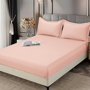 Cearsaf cu Elastic 180x200 cm Damasc Finetat, 70% Bumbac, si 2 Fete de Perna 50x70 cm, Roz deschis Cearsaf cu Elastic 180x200 cm Damasc Finetat, 70% Bumbac, si 2 Fete de Perna 50x70 cm, Roz deschis