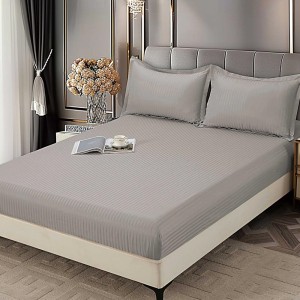 Cearsaf cu Elastic 180x200 cm Damasc Finetat, 70% Bumbac, si 2 Fete de Perna 50x70 cm, Gri deschis Cearsaf cu Elastic 180x200 cm Damasc Finetat, 70% Bumbac, si 2 Fete de Perna 50x70 cm, Gri deschis