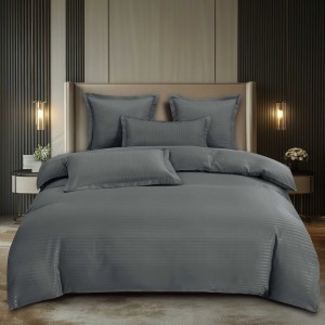Lenjerie HoReCa, pat dublu, Damasc Finetat Deluxe cu Elastic, 6 piese, Pucioasa, Gri inchis Lenjerie HoReCa, pat dublu, Damasc Finetat Deluxe cu Elastic, 6 piese, Pucioasa, Gri inchis