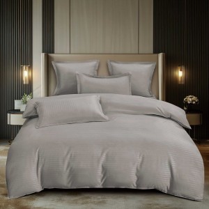 Lenjerie HoReCa, pat dublu, Damasc Finetat Deluxe, 6 piese, Pucioasa, Gri deschis Lenjerie HoReCa, pat dublu, Damasc Finetat Deluxe, 6 piese, Pucioasa, Gri deschis