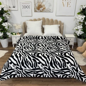 Patura pufoasa cocolino 200x230cm, 240g/mp, Alb, Negru, Model Zebra