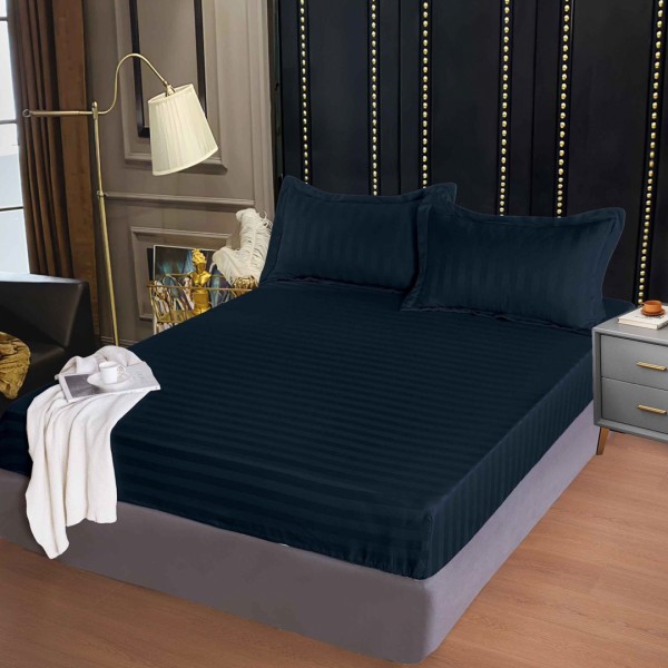 Cearsaf cu Elastic 160x200 cm – Damasc Finetat, 70% Bumbac, 2 Fete de Perna 55x80 cm, Bleumarin – Confort Premium si Fixare Perfecta [1]