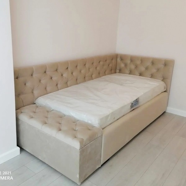Pat tapițat de colț cu taburet 238 x 105 cm crem - model MARIE [1]